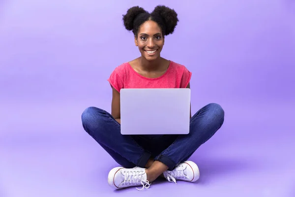 Foto Una Linda Mujer Afroamericana Sonriendo Usando Portátil Plata Mientras —  Fotos de Stock