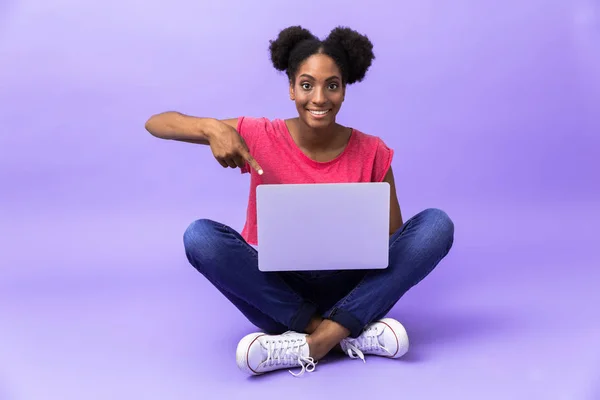 Foto Positiva Afroamerikanska Kvinna Ler Och Använder Silver Laptop Medan — Stockfoto