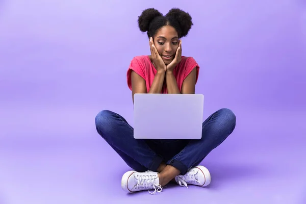 Foto Bella Donna Afro Americana Sorridente Con Computer Portatile Argento — Foto Stock