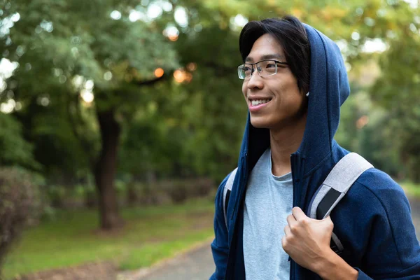 Obrázek Pozitivní Asiat Neformální Oblečení Brýle Úsměvem Při Chůzi Přes — Stock fotografie