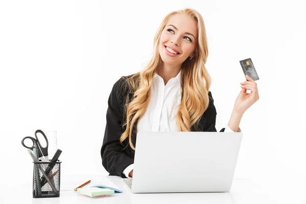 Foto Jovem Empresária Sentada Mesa Segurando Cartão Crédito Enquanto Trabalhava — Fotografia de Stock