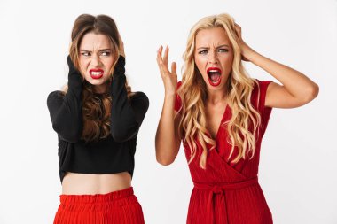 Çığlık makyaj ayakta beyaz arka plan üzerinde izole giyen iki kızgın genç akıllıca giyimli kadın portresi
