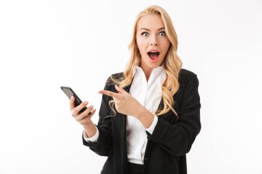 Telefon işaret kullanarak beyaz arka plan duvar üzerinde izole görüntüsünü poz heyecanlı iş kadını.