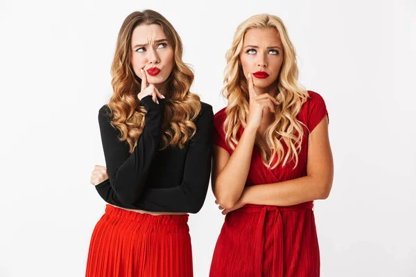 Portret Van Twee Peinzende Jonge Netjes Geklede Vrouwen Het Dragen — Stockfoto
