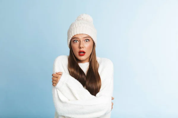 Gefrorene Junge Frau Mit Hut Und Pullover Steht Isoliert Vor — Stockfoto