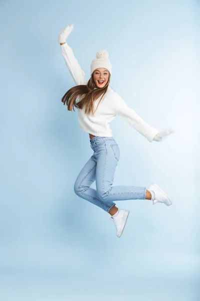 Imagem Uma Bela Mulher Bonita Usando Chapéu Inverno Saltando Isolado — Fotografia de Stock