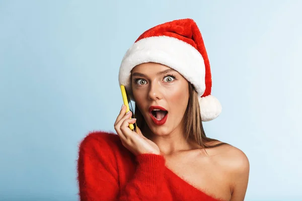 Poz Noel Izole Şapka Cep Telefonuyla Konuşmak Mavi Duvar Arka — Stok fotoğraf
