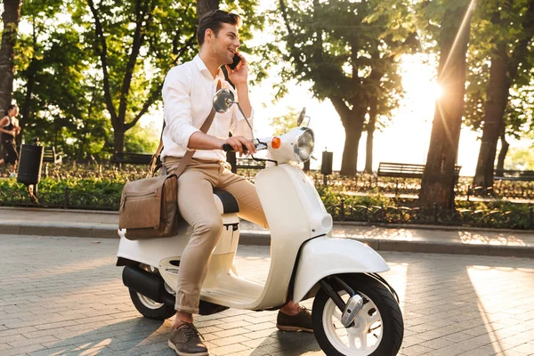 Bild Eines Gut Aussehenden Jungen Geschäftsmannes Der Auf Einem Roller — Stockfoto