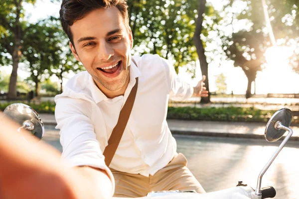 Feliz Joven Hombre Negocios Sentado Una Moto Aire Libre Tomando —  Fotos de Stock