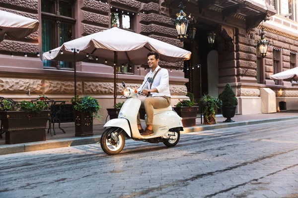 Красивый Молодой Бизнесмен Катающийся Мотоцикле Улице Города — стоковое фото