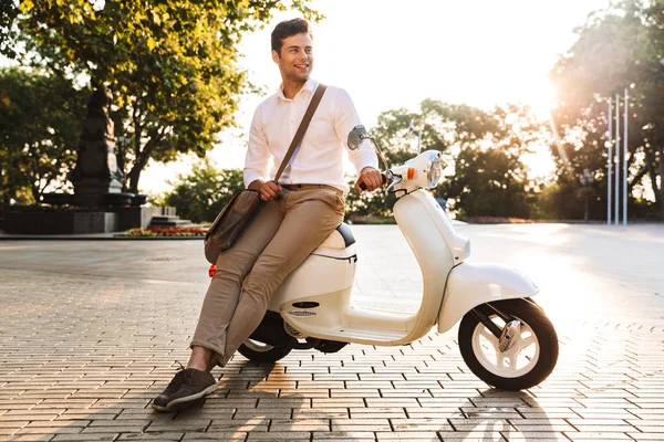 よそ見アウトドア バイクに座って幸せな青年実業家 — ストック写真
