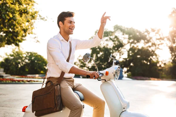 Glücklicher Junger Geschäftsmann Der Draußen Auf Einem Motorrad Sitzt Wegschaut — Stockfoto