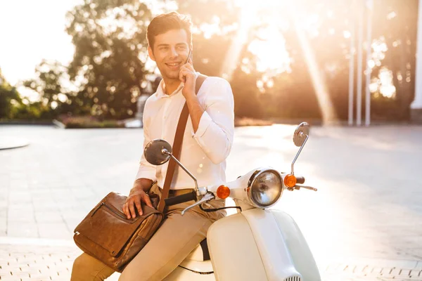 Glücklicher Junger Geschäftsmann Der Draußen Auf Einem Motorrad Sitzt Und — Stockfoto