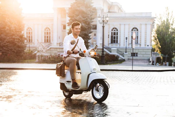 Açık Havada Scooter Üzerinde Yürüyen Bir Yakışıklı Genç Adamı Görüntüsü — Stok fotoğraf