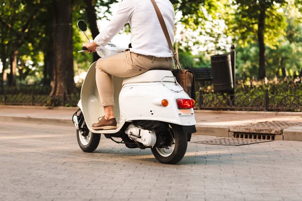 Foto Recortada Joven Hombre Negocios Guapo Caminando Aire Libre Scooter —  Fotos de Stock