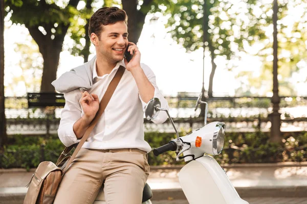 Красивий Молодий Бізнесмен Сидить Мотоциклі Відкритому Повітрі Розмовляє Мобільному Телефоні — стокове фото