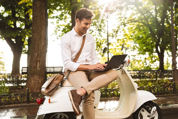 Joyeux Jeune Homme Affaires Assis Sur Une Moto Extérieur Travaillant — Photo