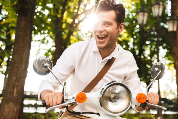 Emocionado Joven Hombre Negocios Cabalgando Una Moto Aire Libre Parque —  Fotos de Stock