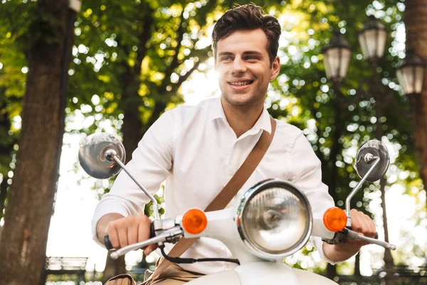 Захоплений Молодий Бізнесмен Їде Мотоциклі Відкритому Повітрі Міському Парку — стокове фото