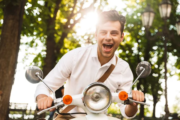 Eccitato Giovane Uomo Affari Sella Una Moto All Aperto Parco — Foto Stock