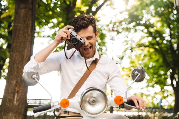 Mutlu Genç Işadamı Açık Havada Bir Motosiklet Üzerinde Bir Fotoğraf — Stok fotoğraf