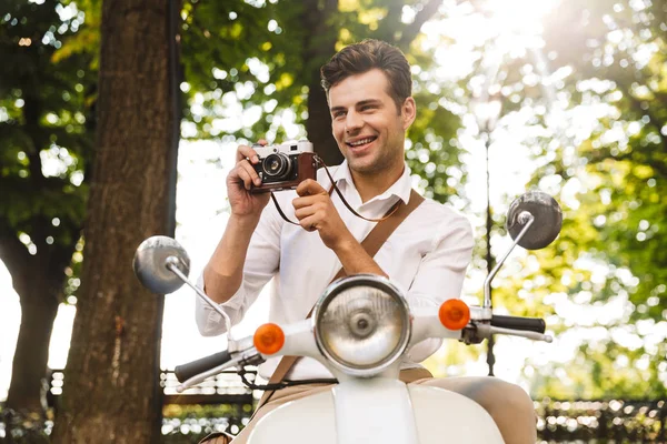 Jovem Empresário Feliz Andando Moto Livre Tirando Fotos Com Uma — Fotografia de Stock