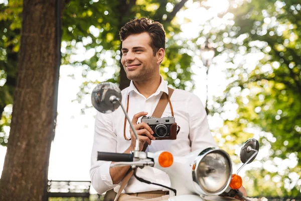 Felice Giovane Uomo Affari Sella Una Moto All Aperto Scattare — Foto Stock