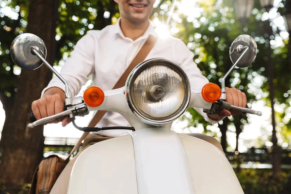 Abgeschnittenes Bild Eines Jungen Geschäftsmannes Der Auf Einem Motorrad Freien — Stockfoto