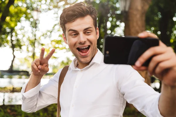 Felice Giovane Uomo Affari Indossa Una Camicia Prendendo Selfie Mentre — Foto Stock