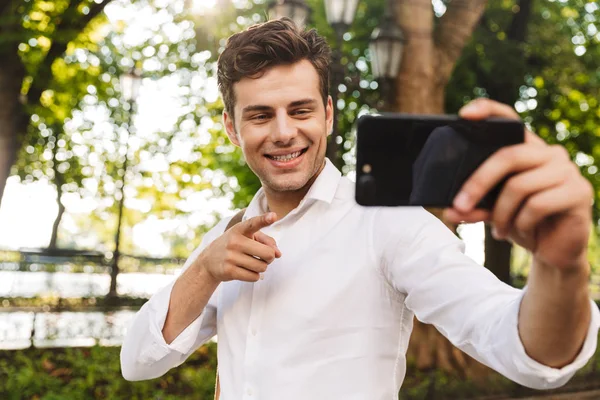 Feliz Joven Hombre Negocios Usando Camisa Tomando Una Selfie Mientras — Foto de Stock