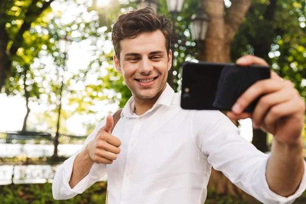 Feliz Joven Hombre Negocios Usando Camisa Tomando Una Selfie Mientras — Foto de Stock