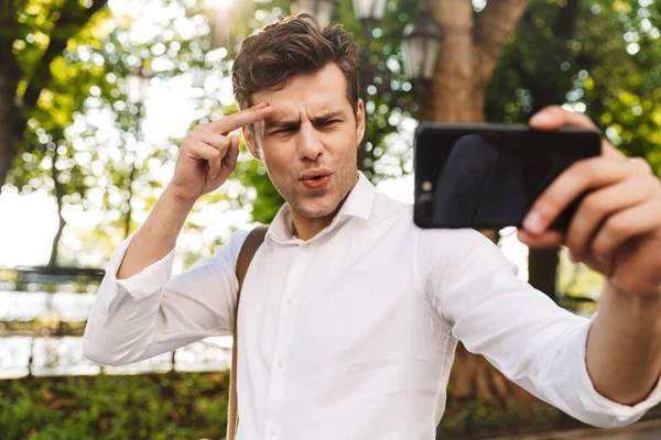 Boldog Fiatal Üzletember Vesz Egy Selfie Miközben Kint Állt Városligetben — Stock Fotó
