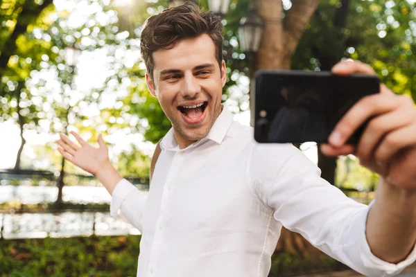 Felice Giovane Uomo Affari Indossa Una Camicia Prendendo Selfie Mentre — Foto Stock