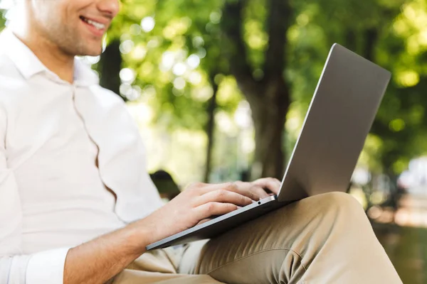 坐在户外工作的快乐的年轻商人 在笔记本电脑上工作 — 图库照片