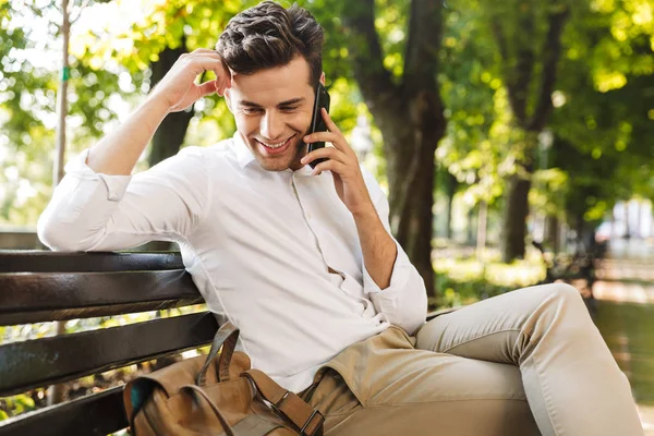Happy Young Businessman Sitting Bench Outdoors Talking Mobile Phone — Stock Photo, Image