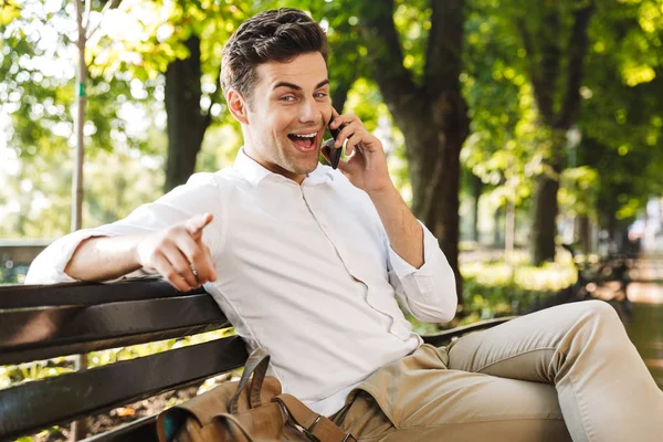 Glücklicher Junger Geschäftsmann Der Draußen Auf Einer Bank Sitzt Und — Stockfoto