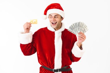 Çekici erkek 30'lu holding dolar faturaları ve kredi kartı Studio beyaz arka plan üzerinde izole Noel Baba kostümlü resmini