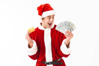 Kendinden geçmiş adam 30'lu holding dolar faturaları ve kredi kartı Studio beyaz arka plan üzerinde izole Noel Baba kostümlü resmini