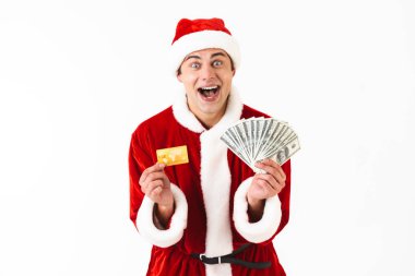 İyimser adam 30'lu holding dolar faturaları ve kredi kartı Studio beyaz arka plan üzerinde izole Noel Baba kostümlü resmini