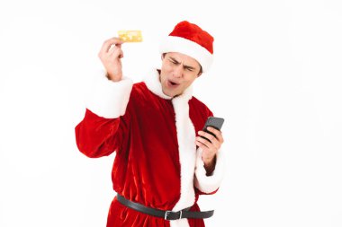 Noel Baba kostüm smartphone ve kredi kartı Studio beyaz arka plan üzerinde izole holding neşeli adam 30'lu görüntüsünü