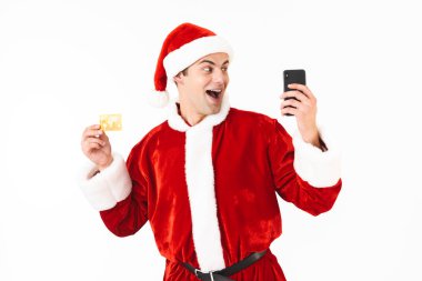 Noel Baba kostüm smartphone ve kredi kartı Studio beyaz arka plan üzerinde izole holding neşeli adam 30'lu fotoğrafı