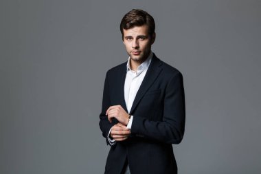 Yakışıklı işadamı 30'lu kameraya seyir siyah ceketli görüntü gri arka plan izole