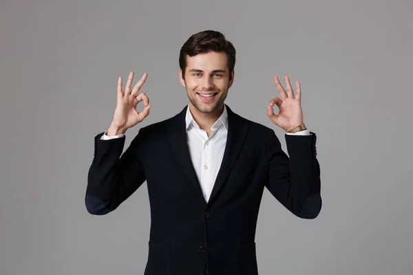 Close Retrato Jovem Empresário Feliz Vestido Terno Isolado Sobre Fundo — Fotografia de Stock
