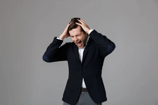 Εικόνα Προβληματισμένοι Επιχειρηματία 30S Επίσημο Κοστούμι Ουρλιάζοντας Και Αρπάζοντας Κεφάλι — Φωτογραφία Αρχείου