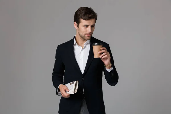 Imagen Hombre Negocios Años Traje Formal Bebiendo Café Sosteniendo Periódico — Foto de Stock