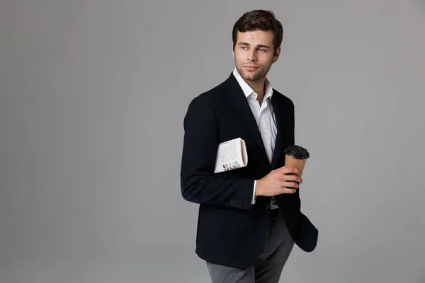 Bilden Kaukasiska Man 30S Formell Kostym Holding Kaffe Och Tidningen — Stockfoto