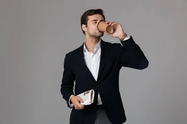 Bilden Attraktiva Mannen 30S Kostym Dricka Kaffe Och Hålla Tidningen — Stockfoto