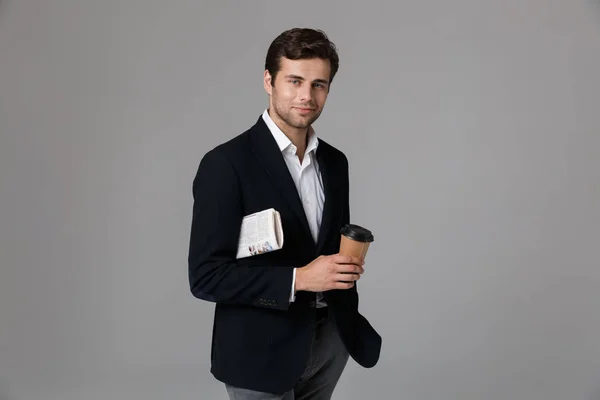 Bilden Orakad Man 30S Affärsmässig Kostym Holding Kaffe Och Tidningen — Stockfoto