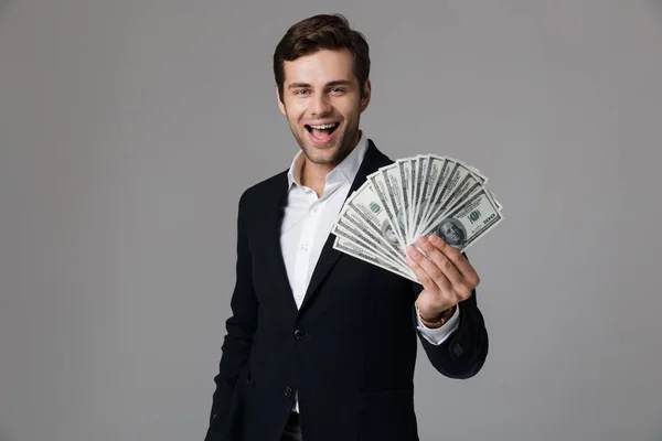 大人のビジネスマン 代スーツ笑顔と灰色の背景上分離されたドル紙幣でお金のファンを保持をイメージ — ストック写真