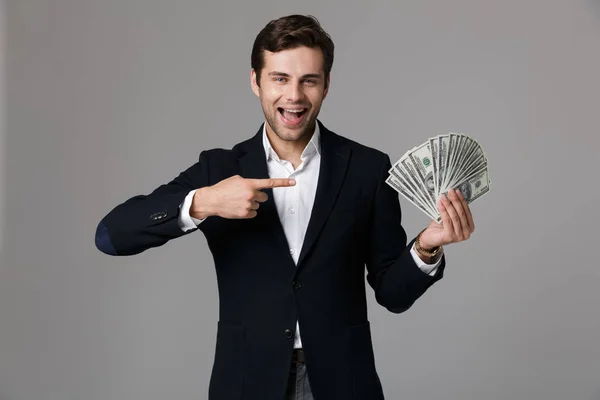 欧州ビジネスマン 代スーツ笑顔と灰色の背景上分離されたドル紙幣でお金のファンを保持しているのイメージ — ストック写真